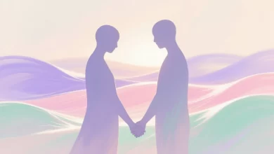 Zwei schemenhafte Silhouetten reichen sich Haende, symbolisch fuer Empathie und bessere Beziehungen, pastellfarbene Wellen und diffuses Licht.